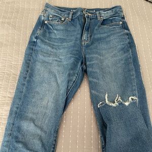 AE MOM JEANS- frayed ankles